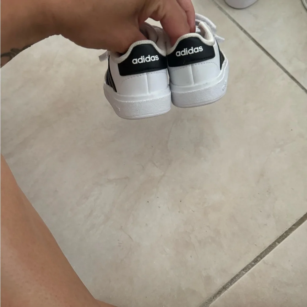 Black and white kids velcro adidas - Picture 4 of 4